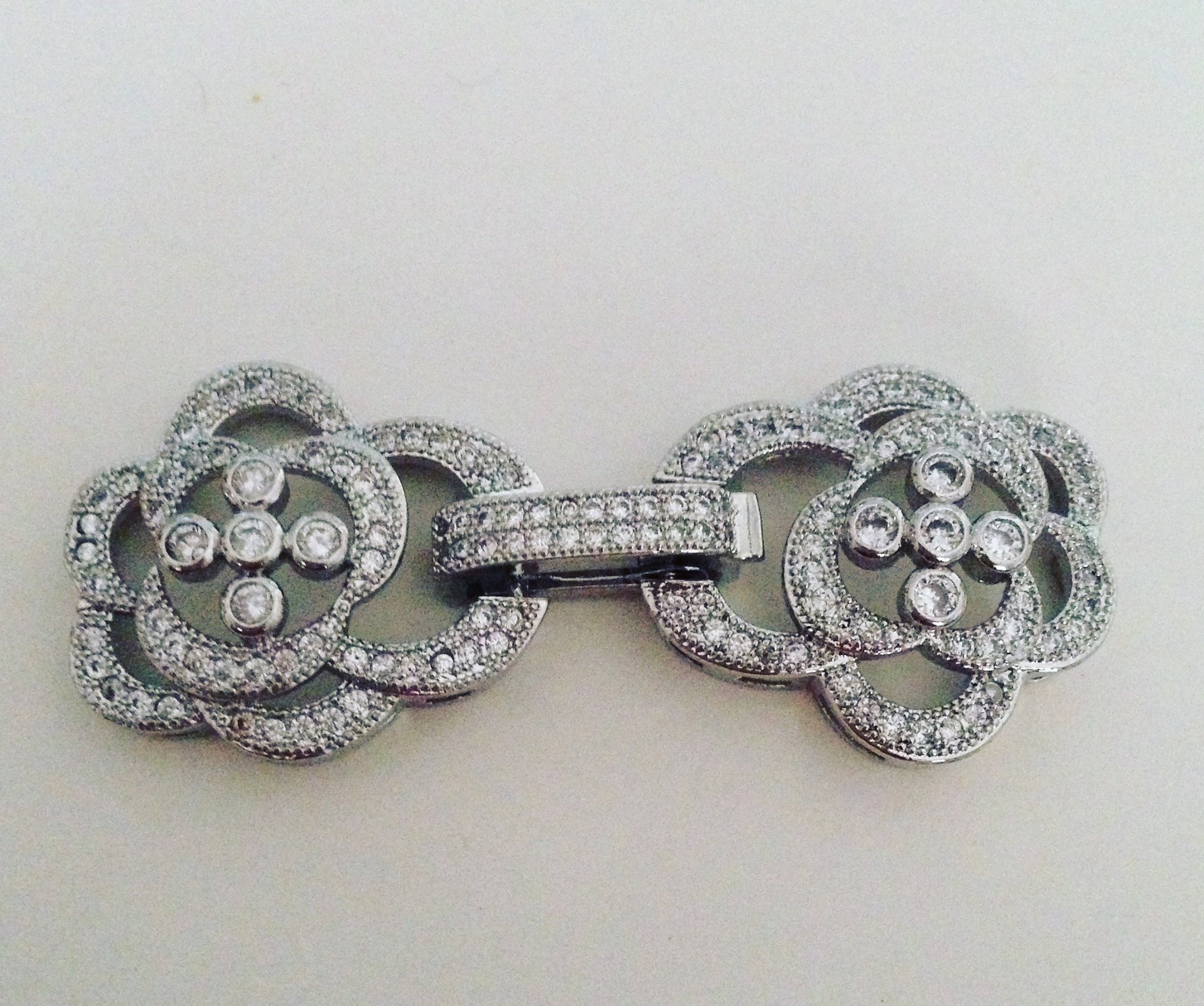 chiusura color platino nikel free con micro pavè di cubic zirconia