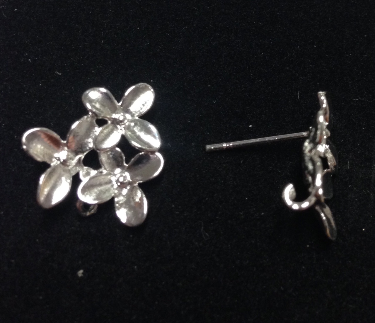 orecchini argento formati da 3 fiorellini 