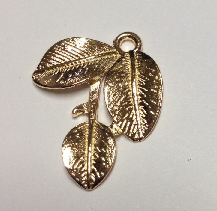 pendente con foglie color oro