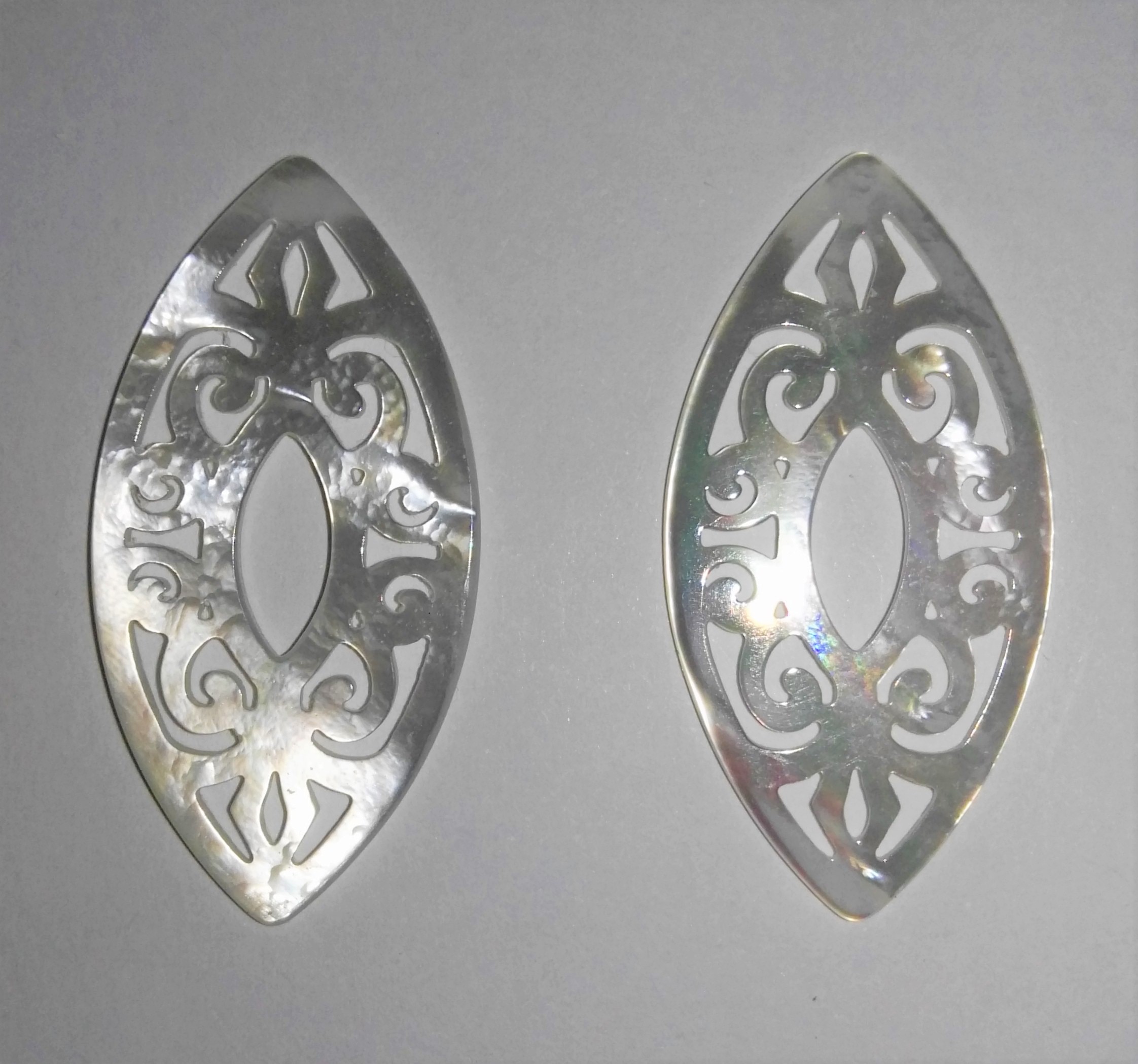 ELLISSI in madreperla bianca traforata 