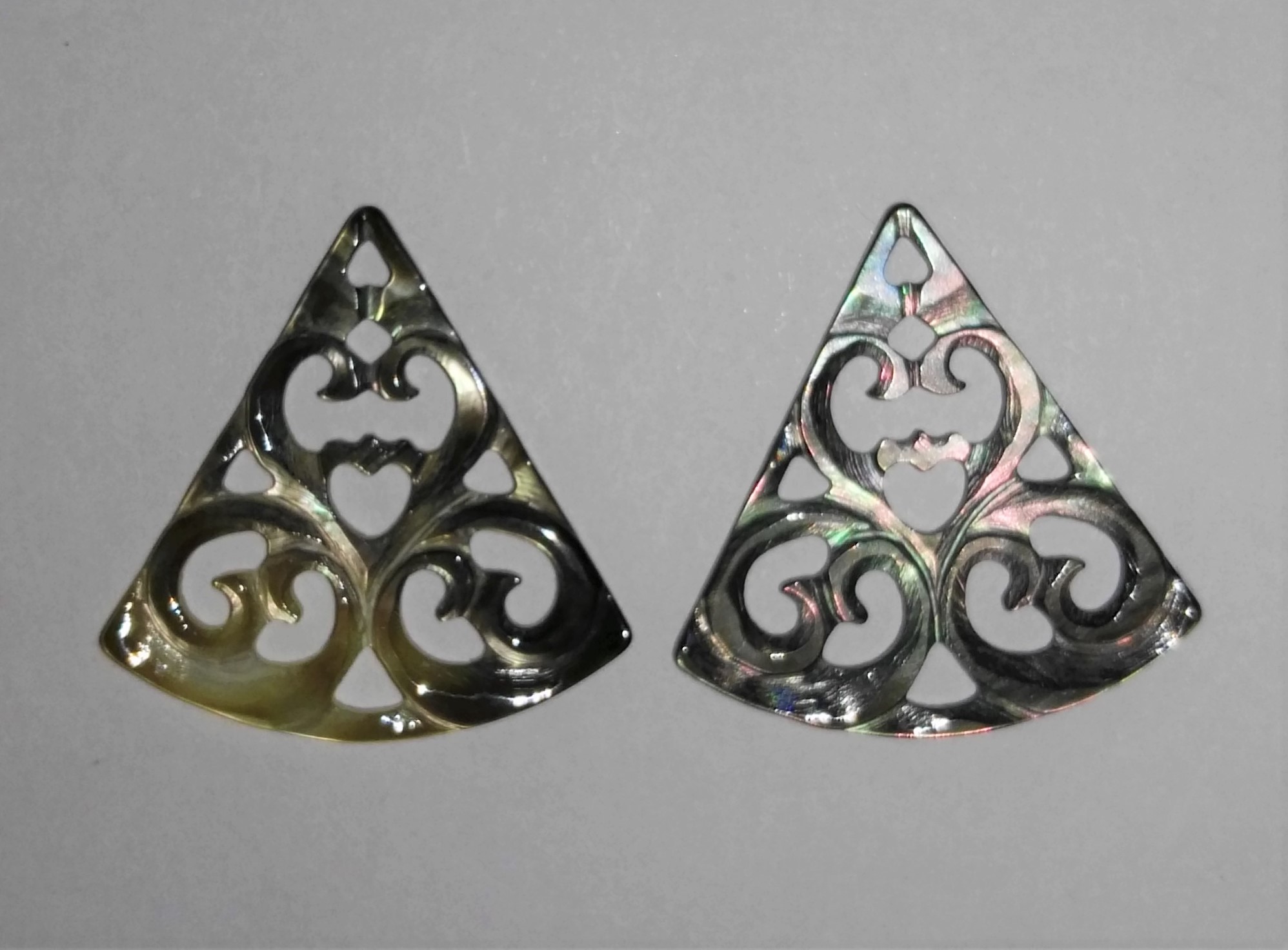 TRIANGOLI in madreperla grigia misura 24,50x25 mm 