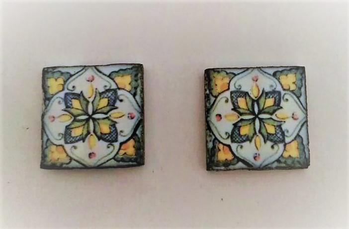 piastrella in pietra lavica con disegno maiolica