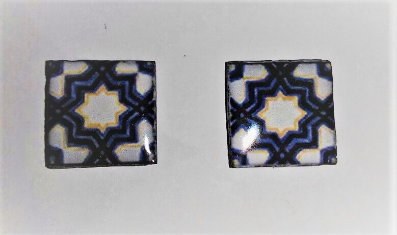 piastrella in pietra lavica misura circa 2x2 cm circa