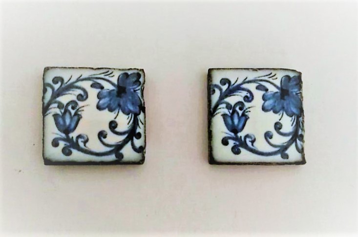 piastrella in pietra lavica con fiori blu