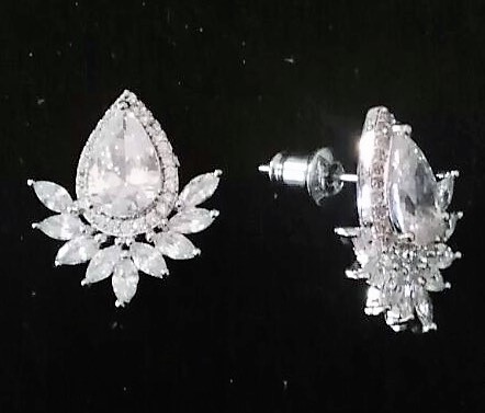 orecchini con gocce in cristallo e foglioline sotto