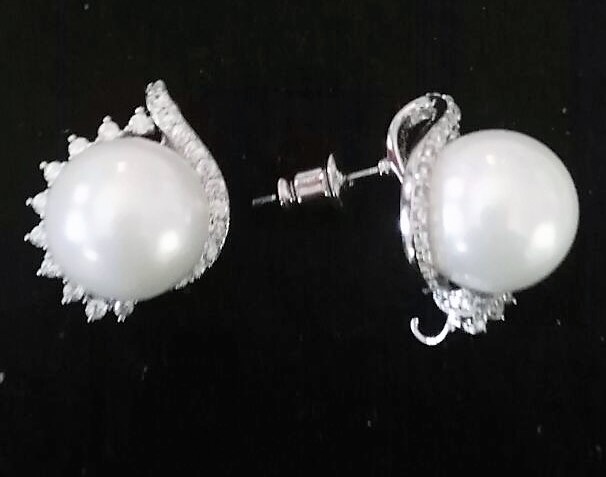 orecchini con perla e contorno in cristalli